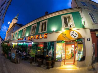Blick auf das Restaurant Brot & Spiele in Graz bei Nacht. | © Brot & Spiele