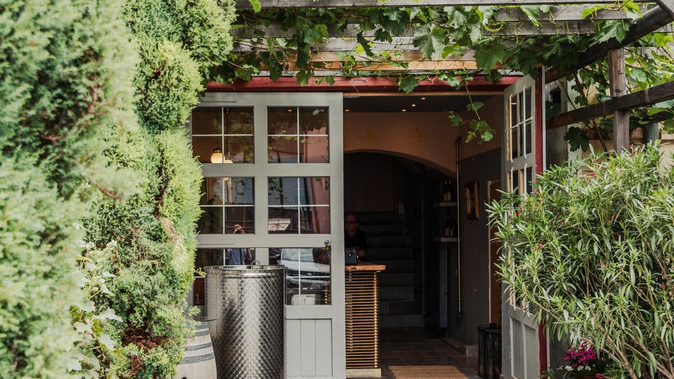 Inviting entrance area of "Buschenschank Hildebrand" in Graz. | © Buschenschank Hildebrand