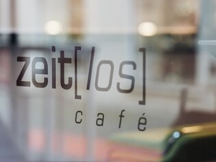 Logo des Cafès zeit[los] mit modernem Design. | © Ripix