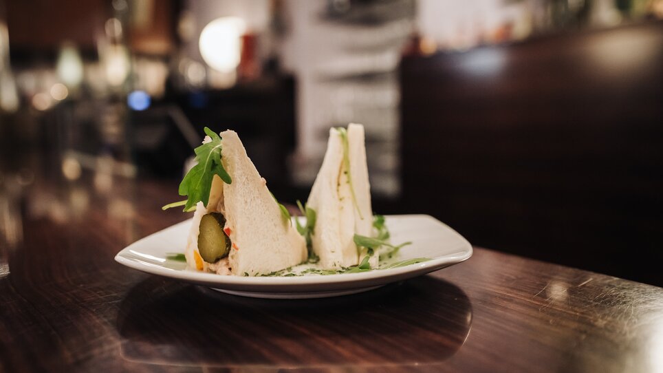 Due panini su un piatto in un caffè. | © Ripix