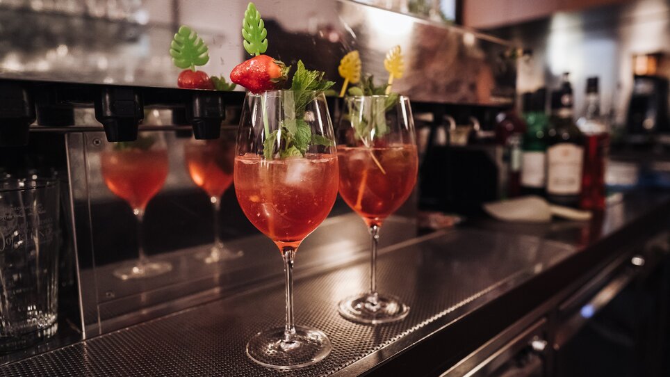 Due cocktail con frutta ed erbe su un bancone di un caffè. | © Ripix