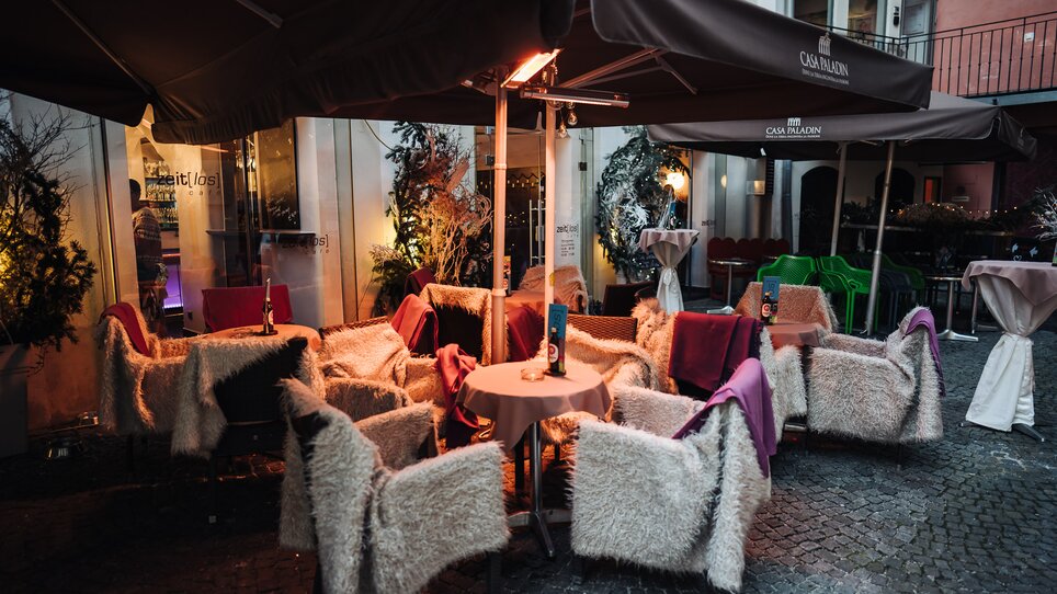 Terrazza di un caffè accogliente con sedie pelose a Graz. | © Ripix