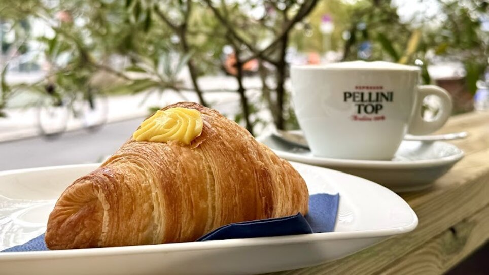 Ein Croissant und eine Tasse Kaffee bei Caffè Caramello in Graz. | © Caramello Caffè
