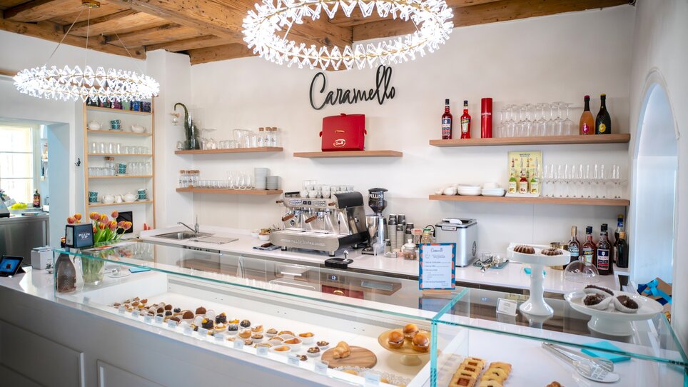 Das Caffè Caramello mit Süßigkeiten und einer Kaffeemaschine. | © Bernd Grosseck