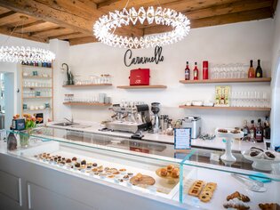 Das Caffè Caramello mit Süßigkeiten und einer Kaffeemaschine. | © Bernd Grosseck