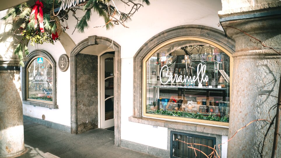 Laden Caffè Caramello in Graz mit geschmücktem Eingang. | © Bernd Grosseck