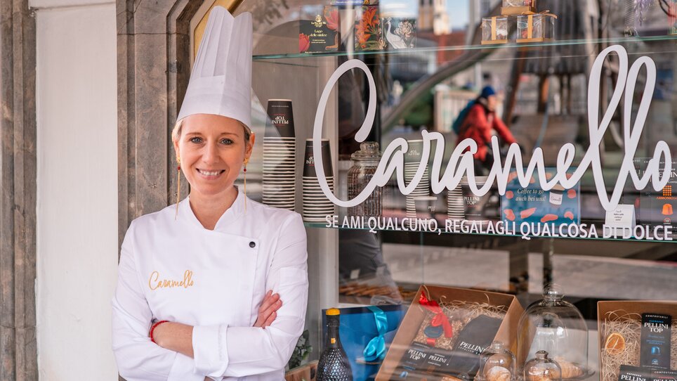 Eine Chefpatissière steht vor ihrem Café Caramello in Graz. | © Bernd Grosseck