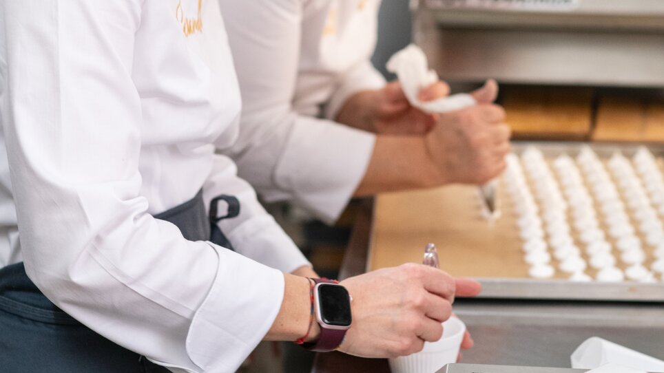 Zwei Köchinnen kreieren Desserts in einer modernen Küche. | © Bernd Grosseck