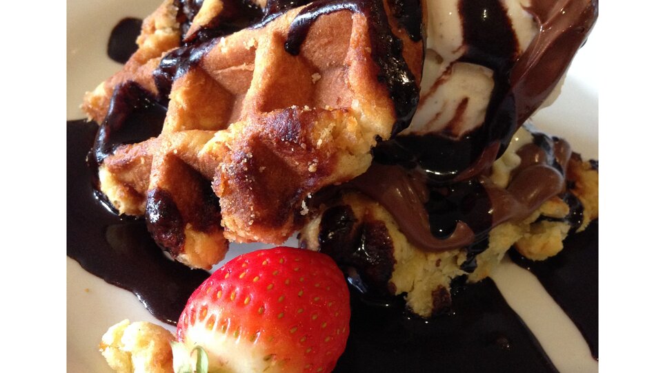 Ein Dessert aus Waffeln, Eis und Schokoladensauce. | © Café Muhr