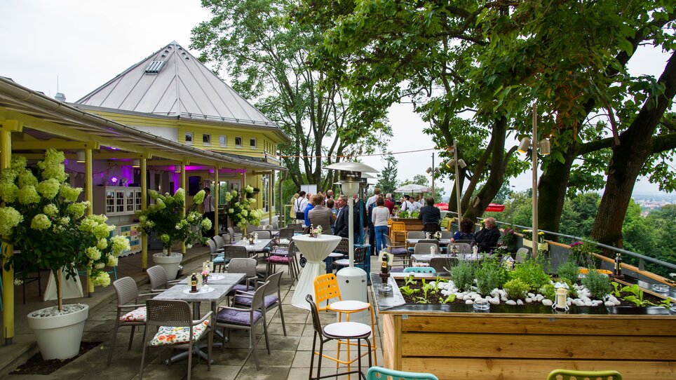 Gemütliches Café mit schöner Aussicht und Pflanzen in Graz. | © Rosenhain