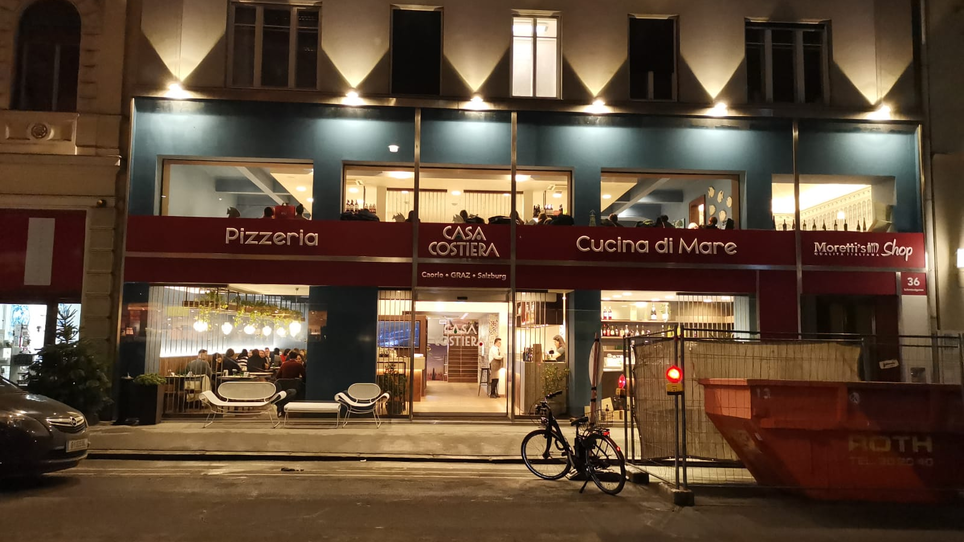 Restaurant Casa Costiera in Graz, Pizzeria und italienische Küche beleuchtet bei Nacht. | © Casa Costiera