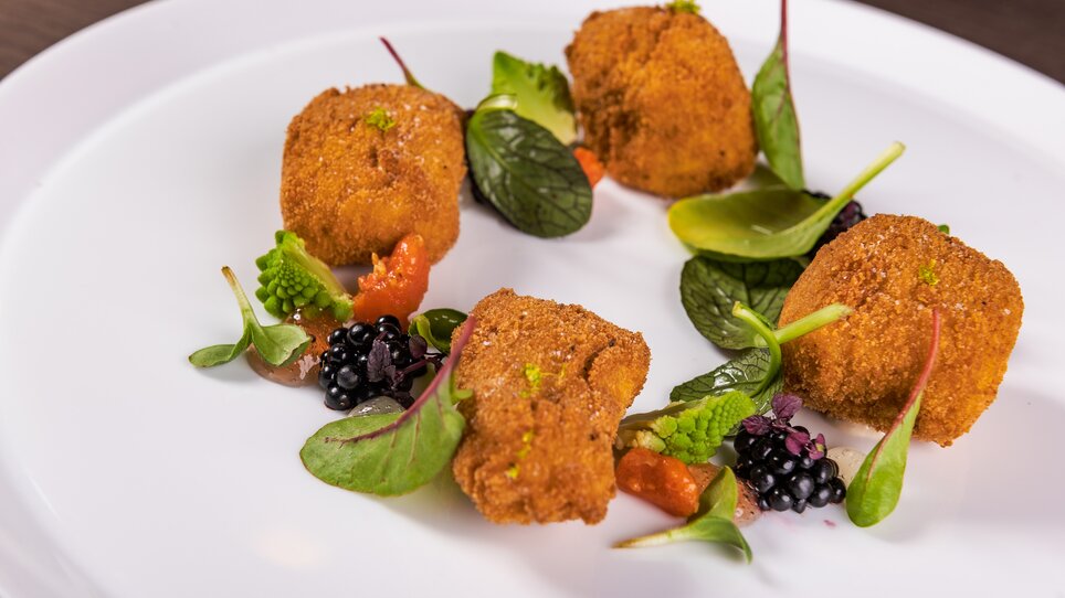 Frittierte Bällchen auf einem Teller mit frischem Gemüse. | © Casa Costiera