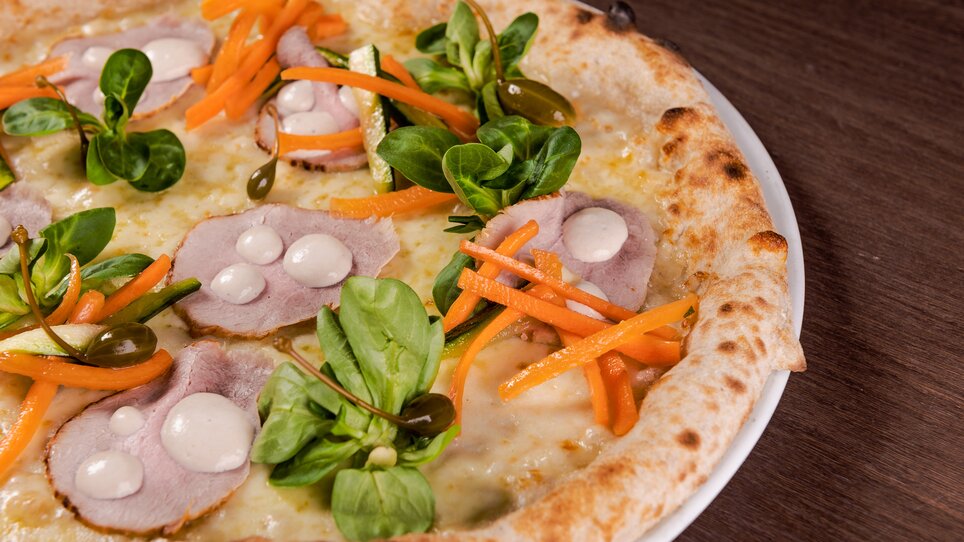 Pizza mit Hähnchen, Gemüse und frischen Kräutern. | © Casa Costiera