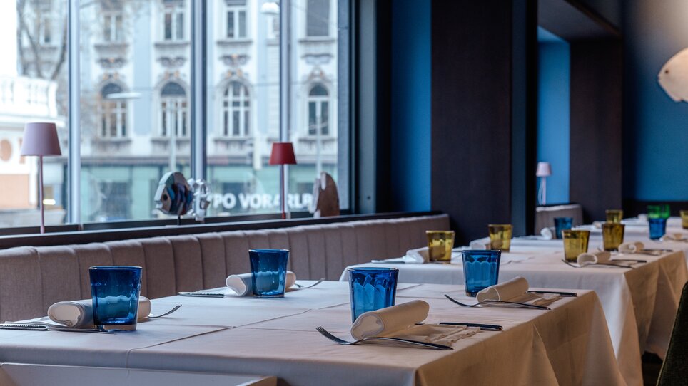Gemütliches Restaurant mit bunten Gläsern und Blick auf Graz. | © Casa Costiera