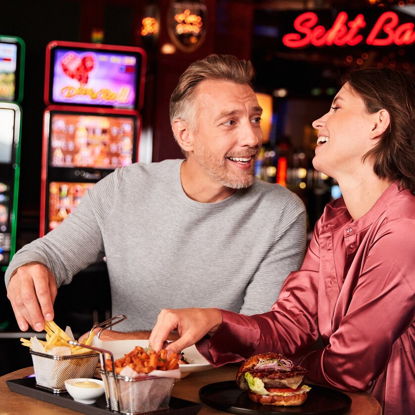 Coppia che gode di cibo e bevande al Casino-Restaurant Graz. | © casinosaustria