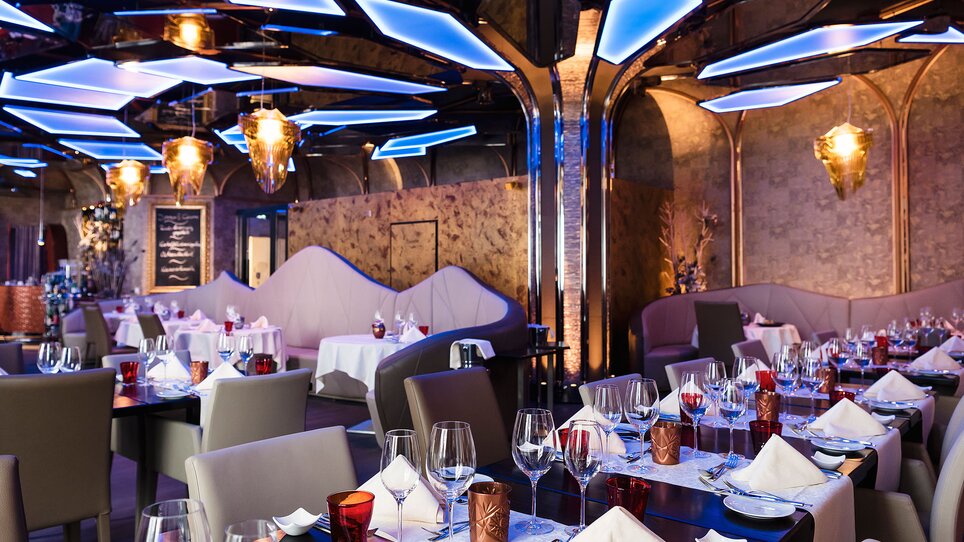 Elegant restaurant with stylish interior and festively laid tables. | © Casino Graz
