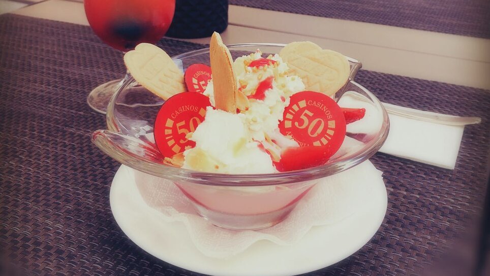 A colorful cocktail and a sundae on a table at the Casino-Restaurant Graz. | © Casino Graz