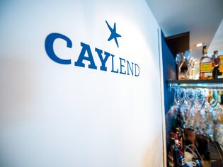 Bar Caylend con bevande e bicchieri a Graz. | © Michael Fiedler