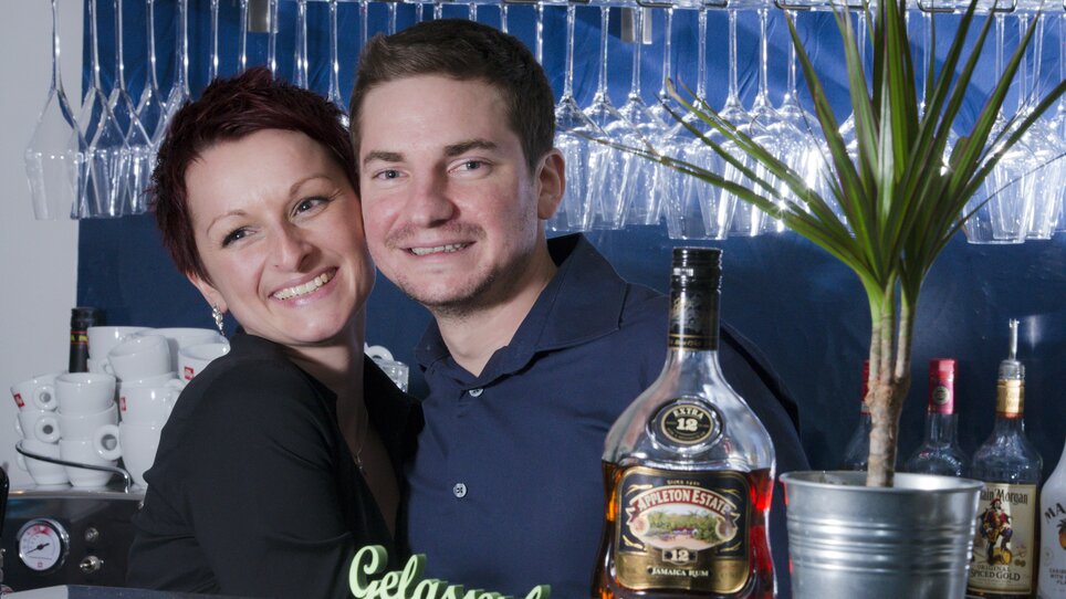 Bar scene in Graz with friendly bartenders. | © Michael Fiedler 