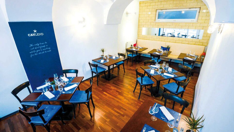 Elegant restaurant Caylend with tables and modern chairs. | © Michael Fiedler 