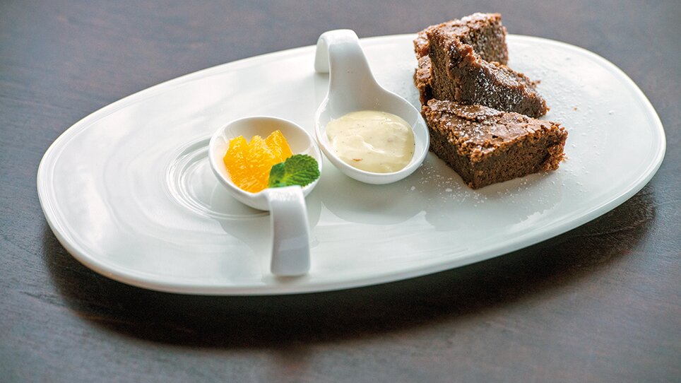 Triangle chocolate cake with vanilla ice cream and orange slices. | © Michael Fiedler