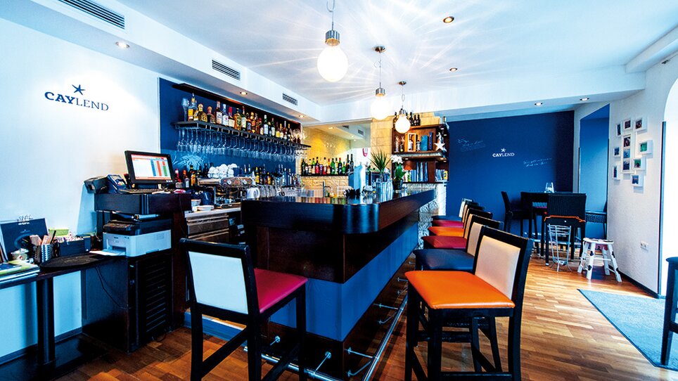 Cozy bar with a variety of drinks and seating options. | © Michael Fiedler