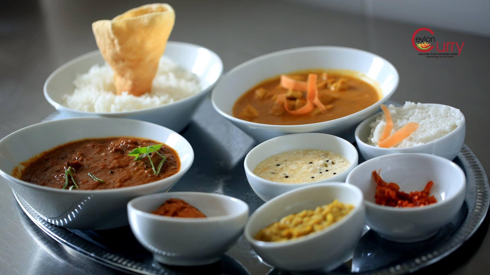 Piatto colorato con riso, dals, curry e papadam. | © Ceylon Curry