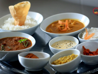 Buntes Gericht mit Reis, Dals, Currys und Papadam. | © Ceylon Curry