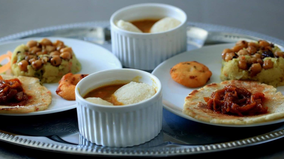 Vari piatti indiani su piatti con contorni. | © Ceylon Curry