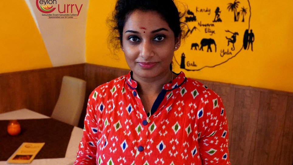 Una donna che serve piatti esotici al ristorante Ceylon Curry. | © Ceylon Curry