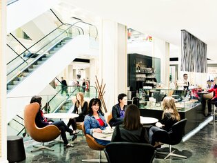 Gemütliche Café-Szene mit Gästen im Kaufhaus Kastner & Öhler in Graz. | © Tageskaffee Freiblick 