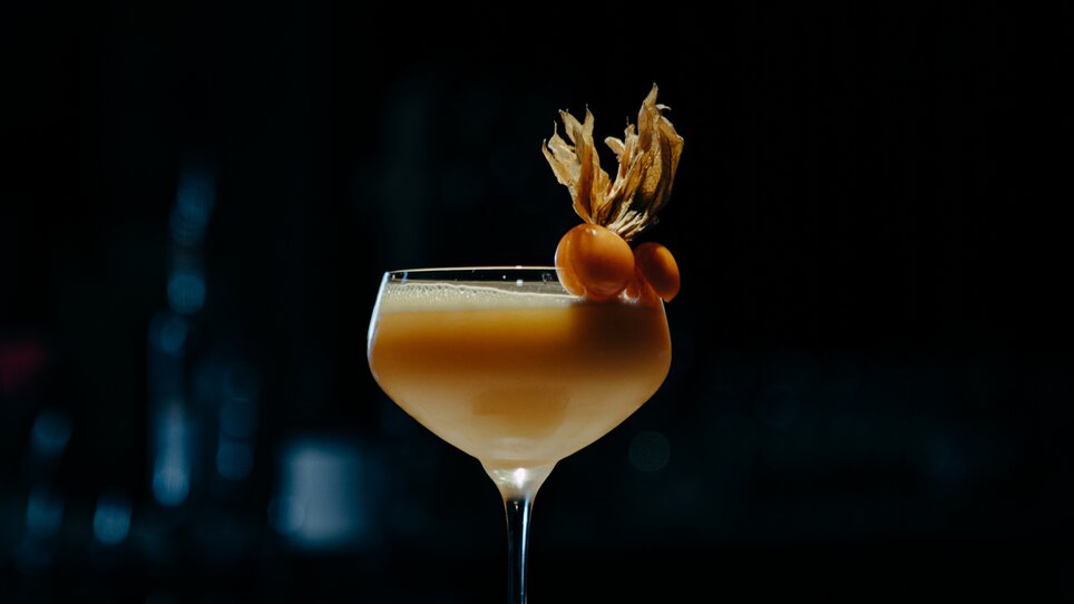 Ein Cocktail in einem eleganten Glas mit Dekoration. | © Ciccio