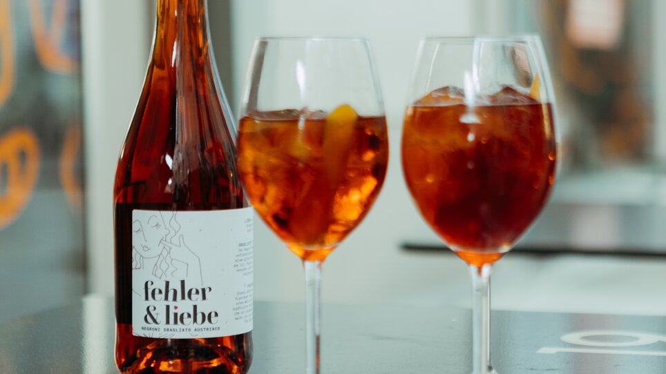 Weinflasche mit zwei befüllten Gläsern. | © Ciccio