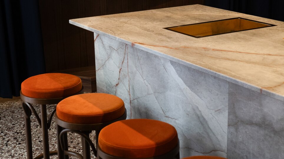 Moderne Bar mit Sitzgelegenheiten und stylishen Details. | © Ciccio