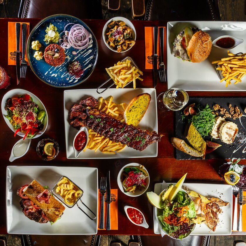 Un menu variegato su un tavolo con vari piatti. | © Studio Creativ -Paul Stajan