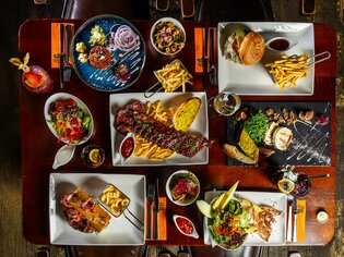 Vielfältiges Menü auf einem Tisch mit verschiedenen Gerichten. | © Studio Creativ -Paul Stajan