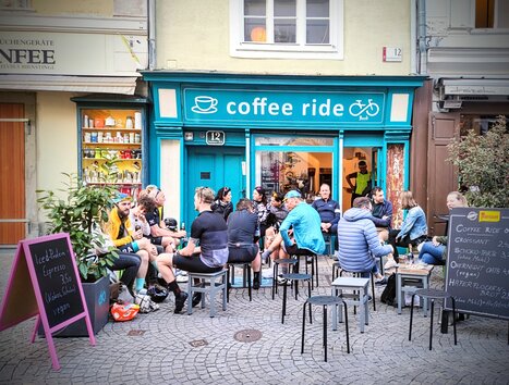 Blick auf das Café 'Coffee Ride' in Graz mit Gästen draußen. | © coffee ride
