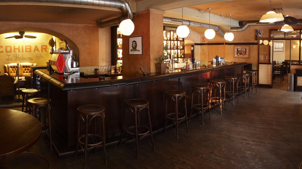 Interno del Cohibar con bar, tavoli e atmosfera accogliente. | © cohibar