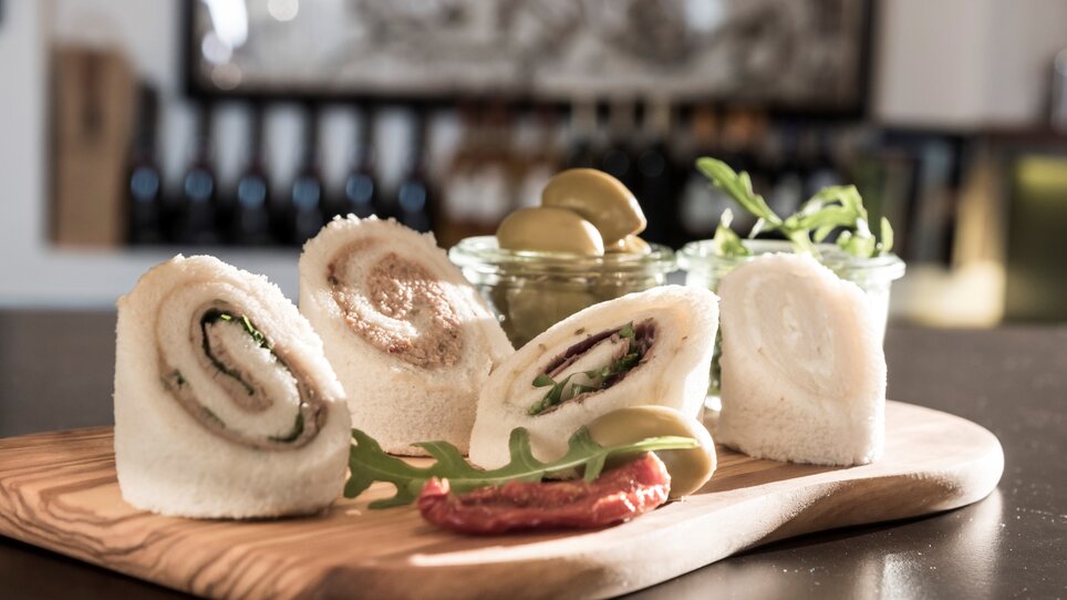 Fine wraps with olives on a wooden board. | © Cosimo