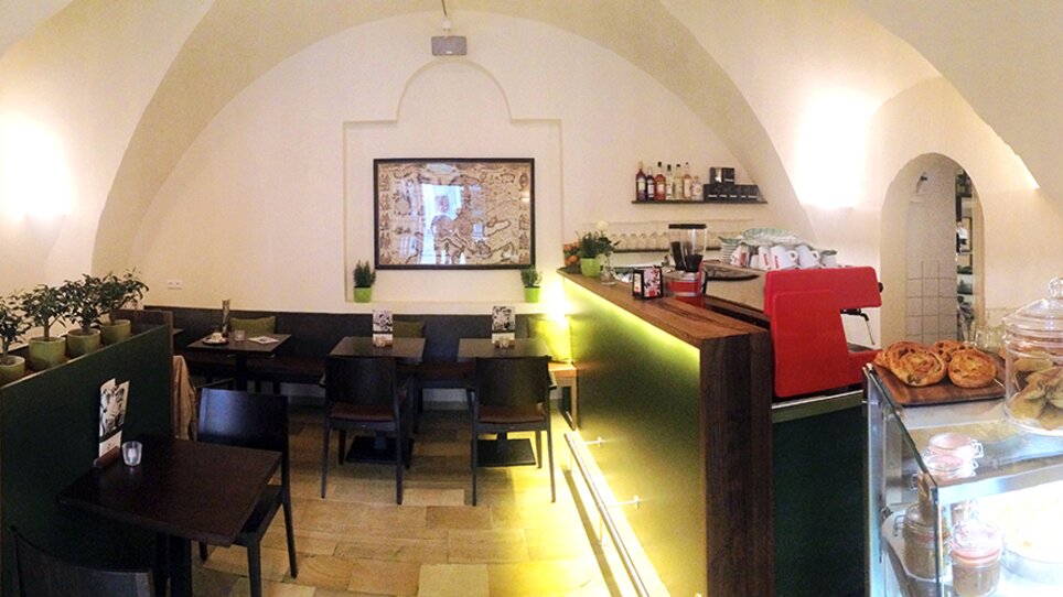 Cozy café with modern interior and coffee preparation. | © Cosimo