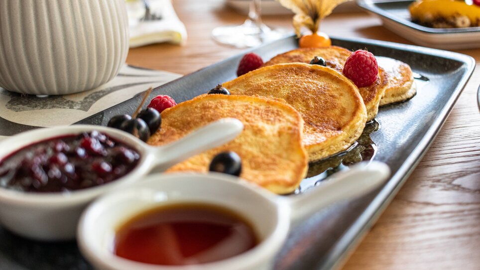 Leckere Pancakes mit Beeren und Marmelade. | © Das Franz