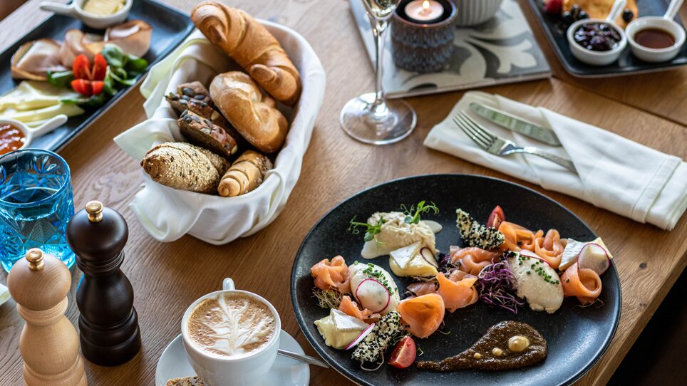 Einladendes Frühstück mit Brot, Lachs und Kaffee. | © Das Franz