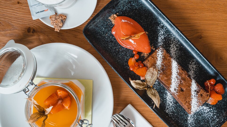 Ein Dessertteller mit Schokoladenkuchen, Sorbet und Früchten. | © Das Franz