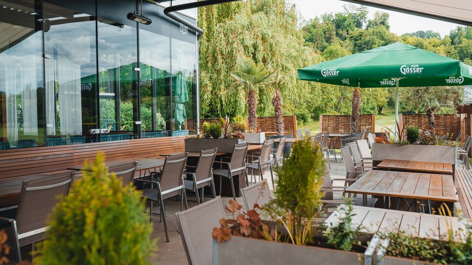 Gemütliche Terrasse mit Sitzplätzen und Gärten im "Das Franz". | © Das Franz