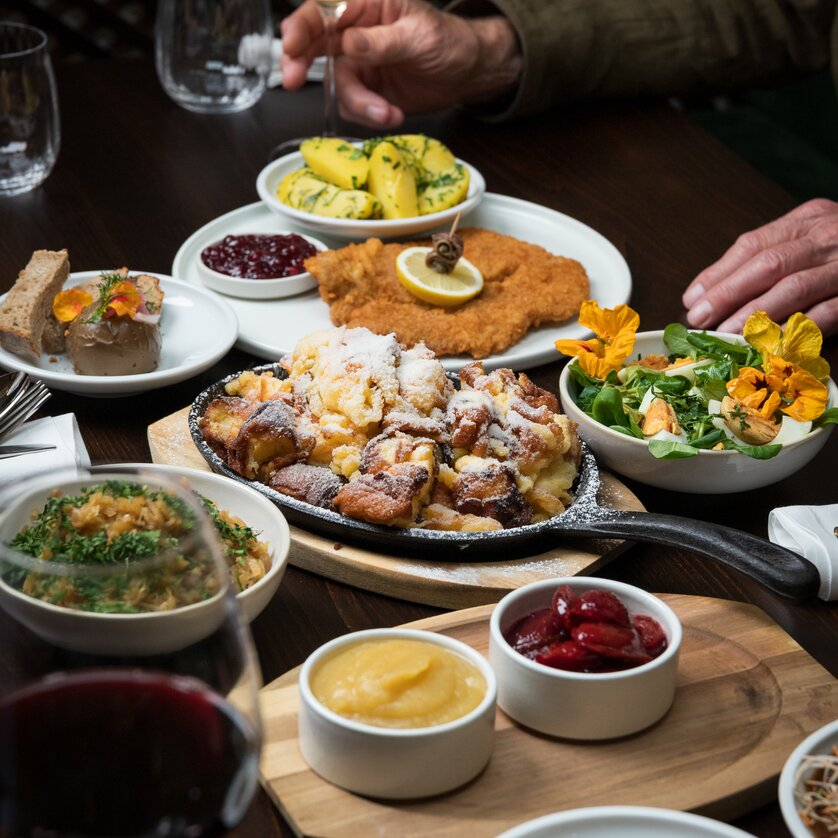 Ein Tisch mit verschiedenen Gerichten und Getränken. | © Sparkd Media