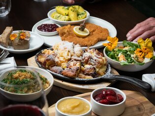 Un tavolo con vari piatti e bevande. | © Sparkd Media