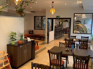 Gemütliche Atmosphäre im Restaurant mit Tischen und Pflanzen. | © R&D Gastro OG