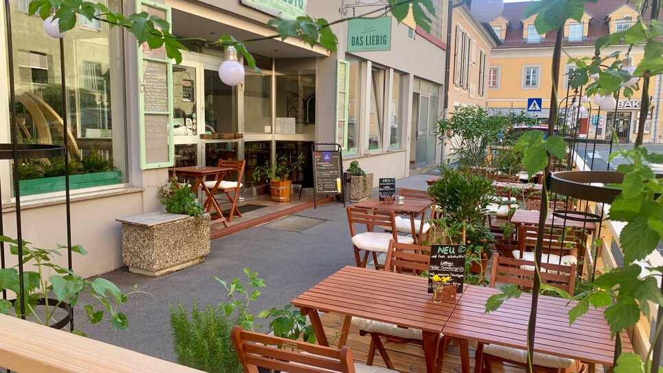 Outdoor area of "Das Liebig" restaurant with tables and plants in Graz. | © R&D Gastro OG