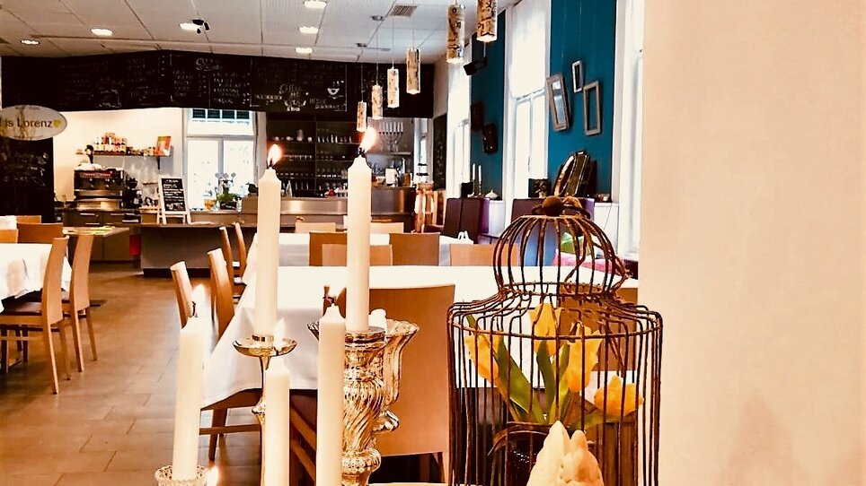 Ristorante accogliente con un bellissimo allestimento e decorazione. | © Das Lorenz