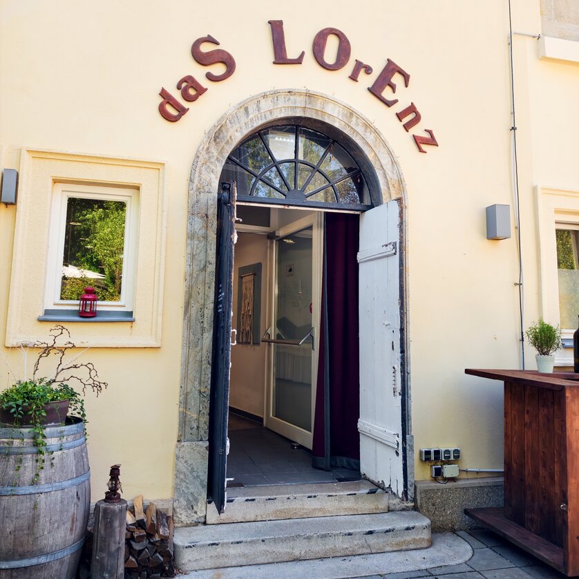 Ingresso al ristorante Das Lorenz a Graz con porta aperta. | © Das Lorenz